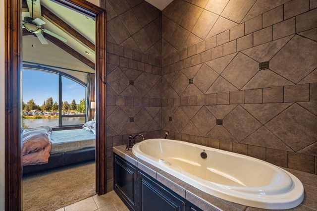 865 SW Theater Drive, Bend, OR 97702