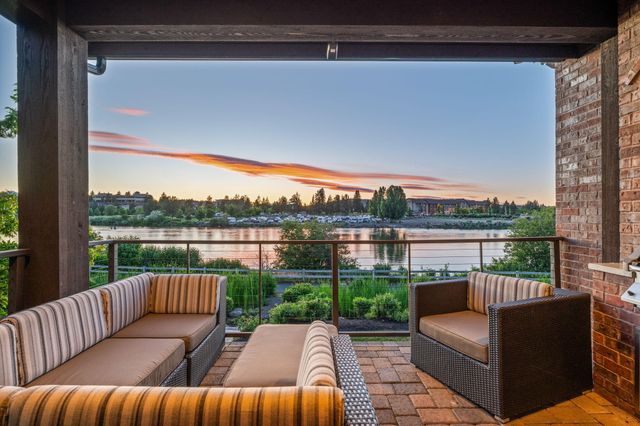 865 SW Theater Drive, Bend, OR 97702