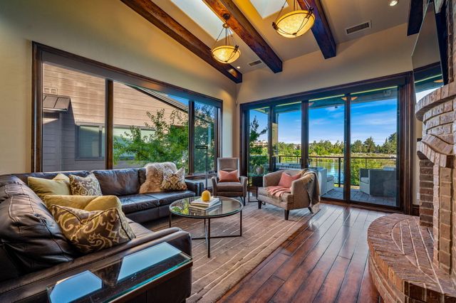 865 SW Theater Drive, Bend, OR 97702
