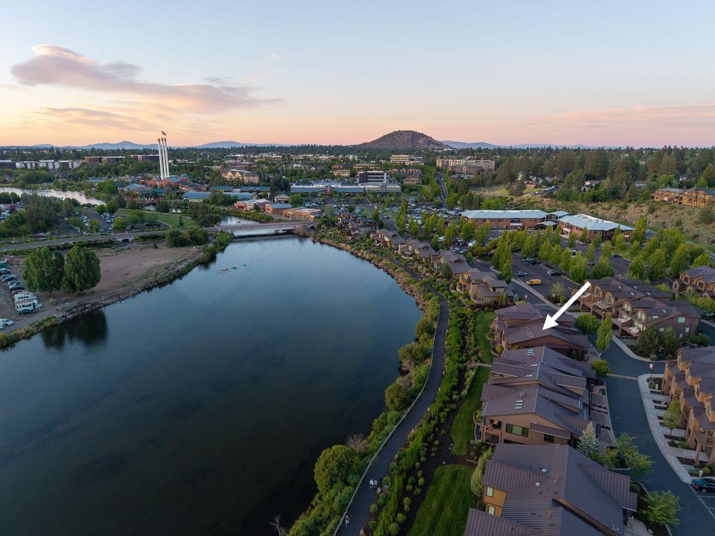 865 SW Theater Drive, Bend, OR 97702