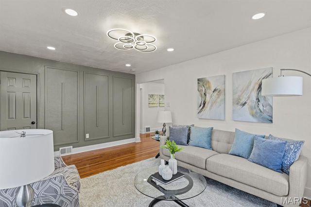 2709 W Tennyson Avenue, Overland, MO 63114