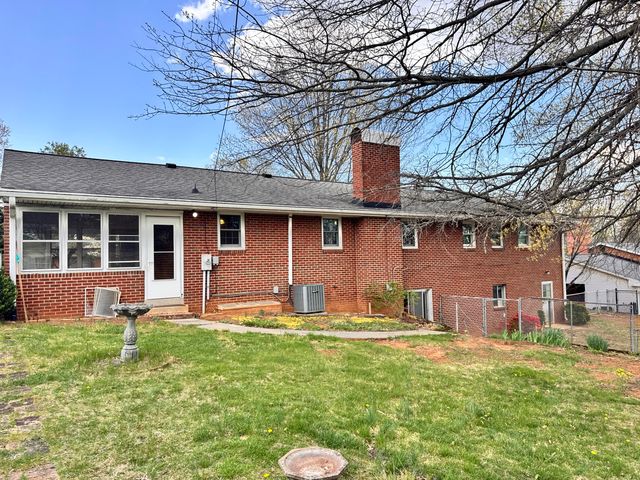 5712 Littlehorn DR, Roanoke, VA 24018