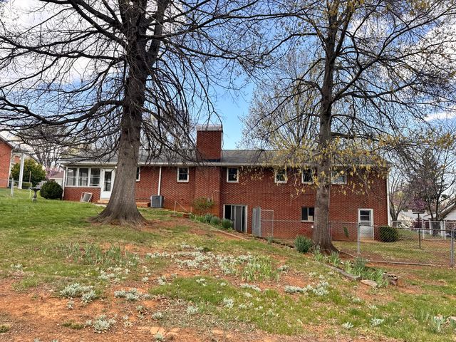 5712 Littlehorn DR, Roanoke, VA 24018