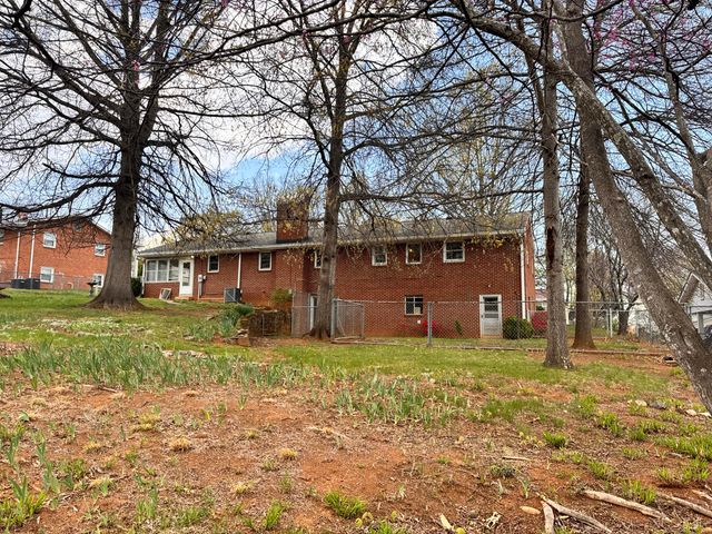 5712 Littlehorn DR, Roanoke, VA 24018