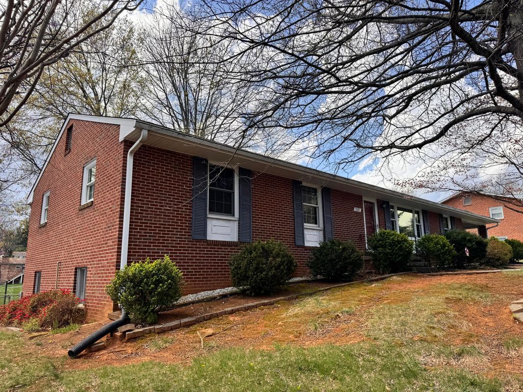 5712 Littlehorn DR, Roanoke, VA 24018