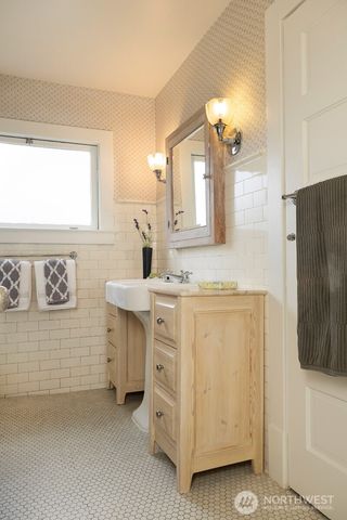 806 15th Avenue E, Seattle, WA 98112