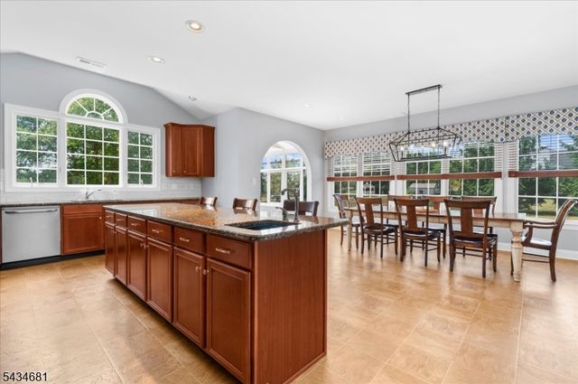 10 Claridge Ln, Raritan Twp., NJ 08822