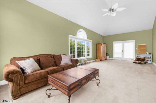 10 Claridge Ln, Raritan Twp., NJ 08822