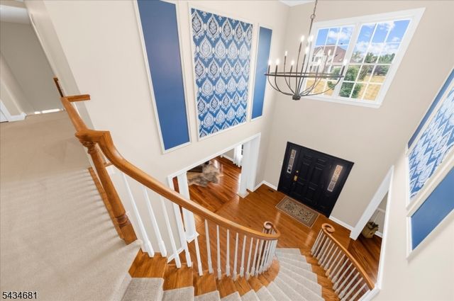 10 Claridge Ln, Raritan Twp., NJ 08822