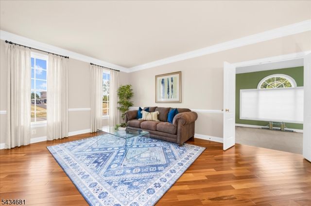 10 Claridge Ln, Raritan Twp., NJ 08822