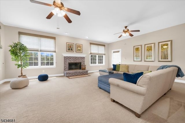 10 Claridge Ln, Raritan Twp., NJ 08822