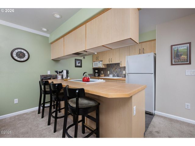 890 Se BAY Blvd 305, Newport, OR 97365