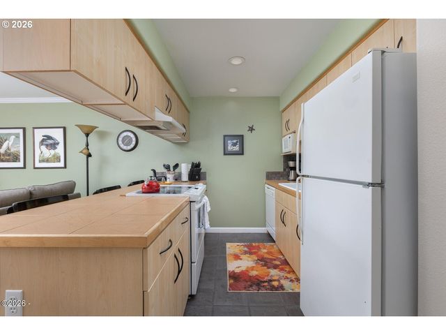 890 Se BAY Blvd 305, Newport, OR 97365