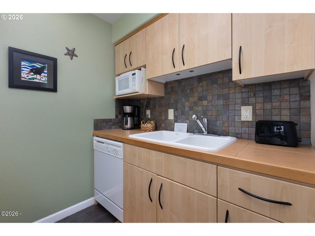 890 Se BAY Blvd 305, Newport, OR 97365