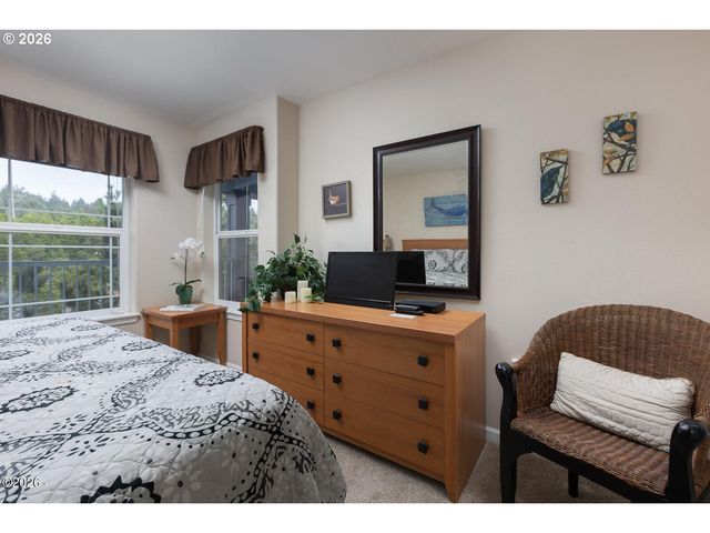 890 Se BAY Blvd 305, Newport, OR 97365