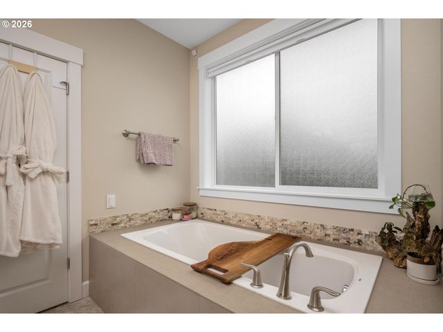 20475 Sw COMANCHE Ter, Tualatin, OR 97062
