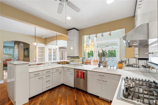 5601 W Mercer Way, Mercer Island, WA 98040