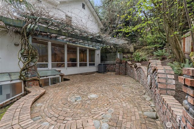 5601 W Mercer Way, Mercer Island, WA 98040