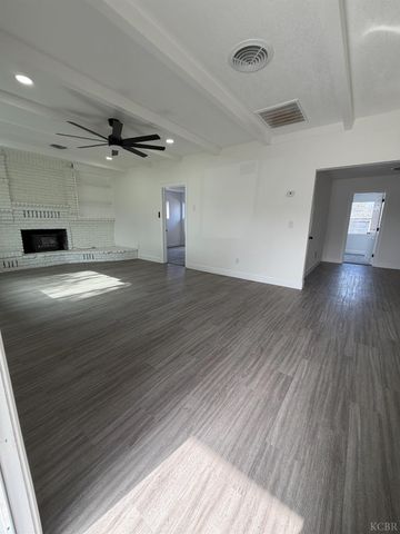 122 E 11th Street, Hanford, CA 93230