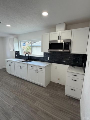 122 E 11th Street, Hanford, CA 93230