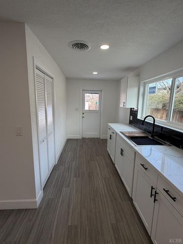 122 E 11th Street, Hanford, CA 93230