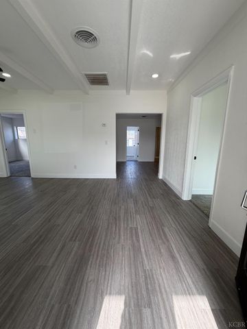 122 E 11th Street, Hanford, CA 93230