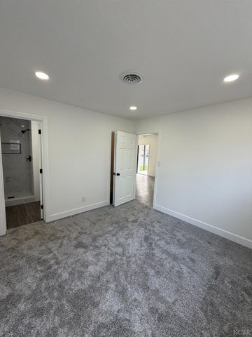 122 E 11th Street, Hanford, CA 93230