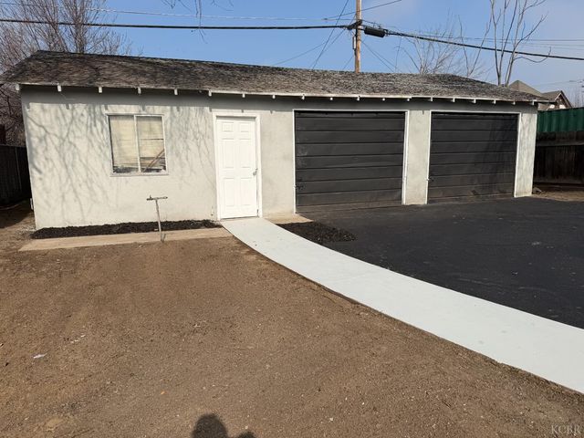 122 E 11th Street, Hanford, CA 93230