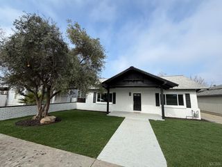 122 E 11th Street, Hanford, CA 93230