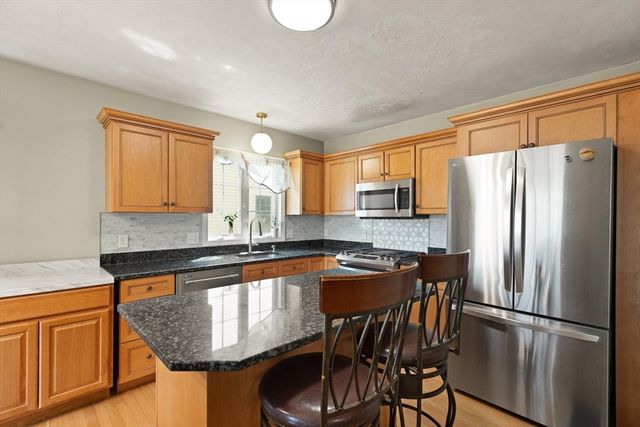 18 Meena Dr, Worcester, MA 01603