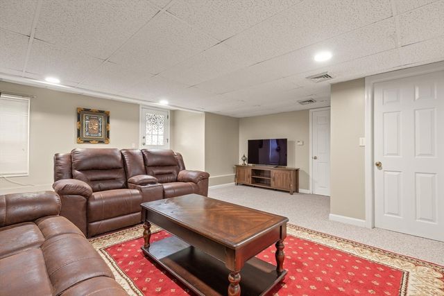 18 Meena Dr, Worcester, MA 01603