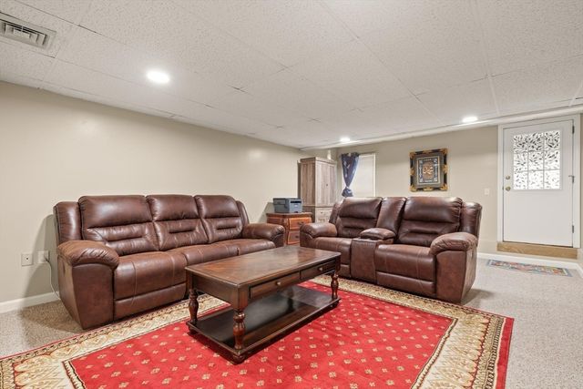 18 Meena Dr, Worcester, MA 01603