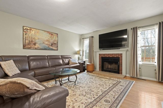 18 Meena Dr, Worcester, MA 01603