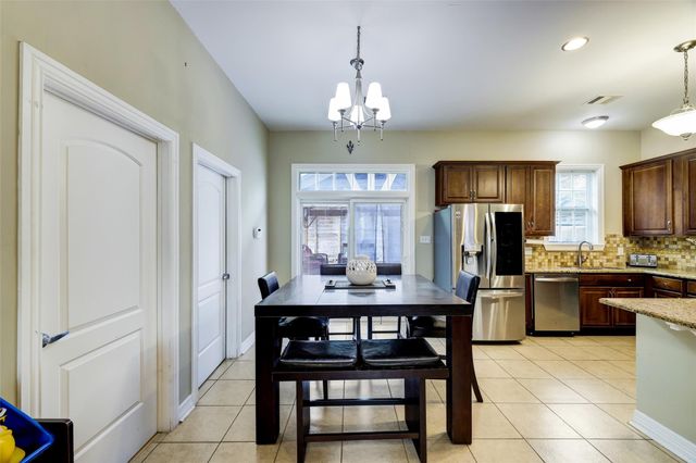 411 W 14th Street W, Houston, TX 77008