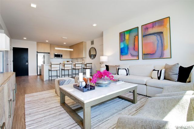 333 Warner Avenue 209, Roslyn, NY 11576