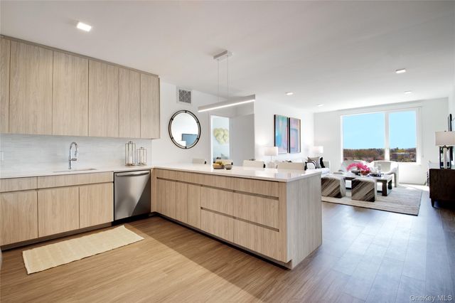 333 Warner Avenue 209, Roslyn, NY 11576