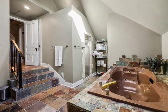 425 Gladstone Boulevard, Kansas City, MO 64124
