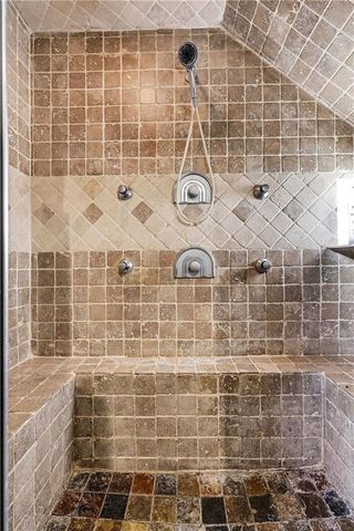 425 Gladstone Boulevard, Kansas City, MO 64124