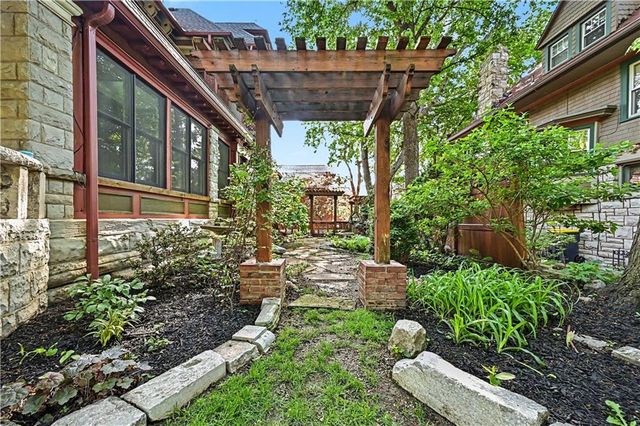 425 Gladstone Boulevard, Kansas City, MO 64124