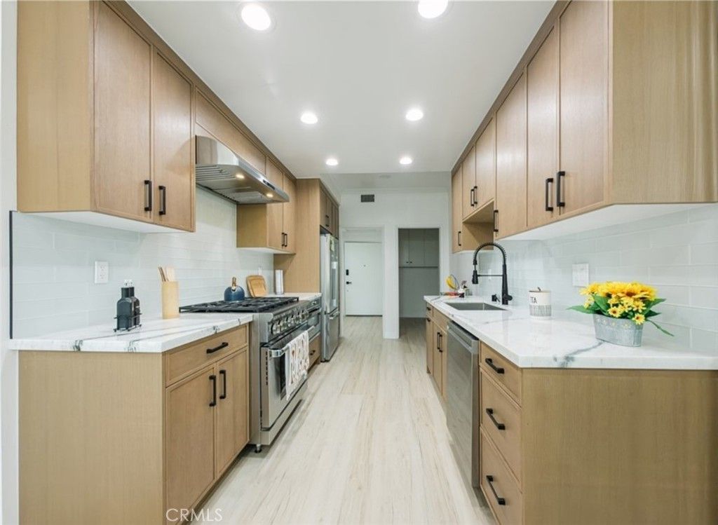 Image 30 of property listing at 1944 Glendon 209, Los Angeles, CA 90025
