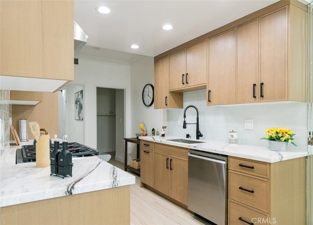 Image 31 of property listing at 1944 Glendon 209, Los Angeles, CA 90025