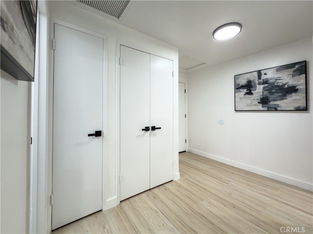 Image 4 of property listing at 1944 Glendon 209, Los Angeles, CA 90025