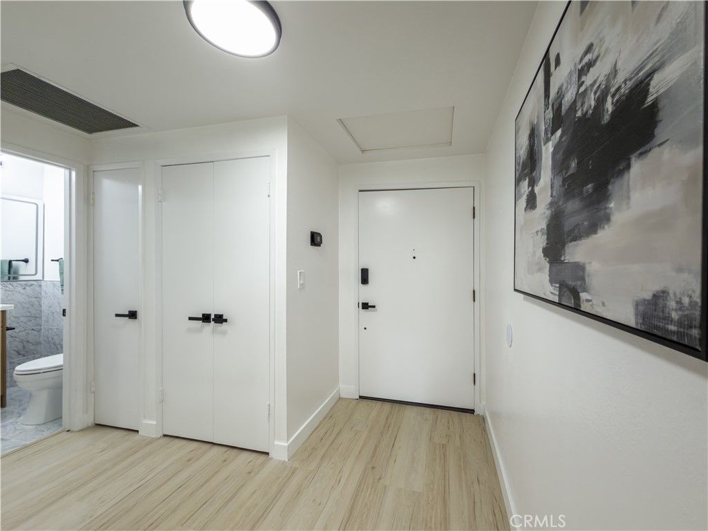 Image 5 of property listing at 1944 Glendon 209, Los Angeles, CA 90025