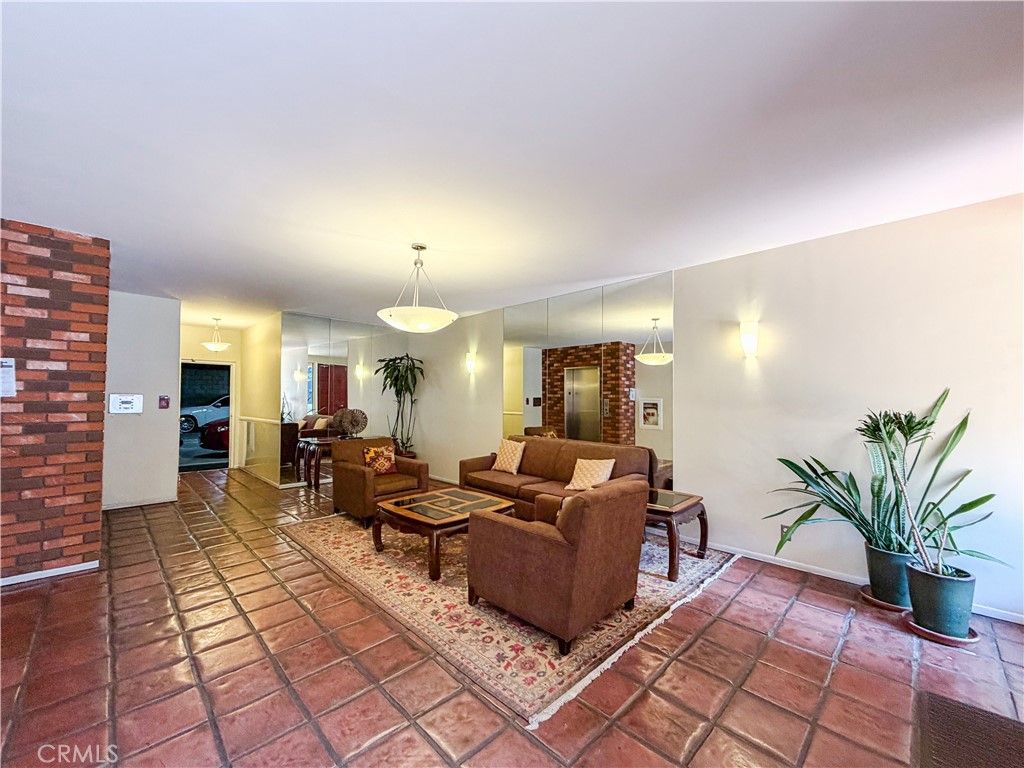 Image 58 of property listing at 1944 Glendon 209, Los Angeles, CA 90025