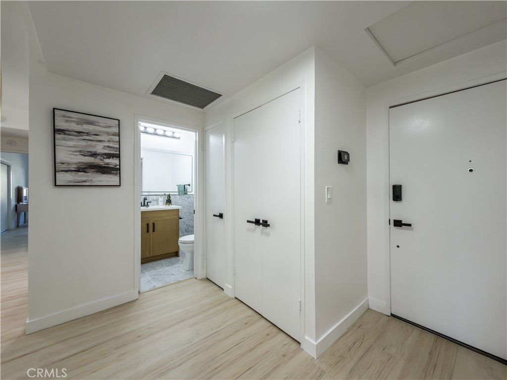 Image 6 of property listing at 1944 Glendon 209, Los Angeles, CA 90025