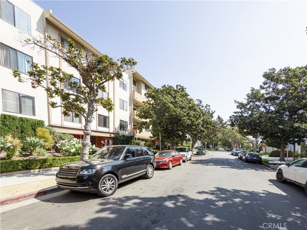Image 64 of property listing at 1944 Glendon 209, Los Angeles, CA 90025