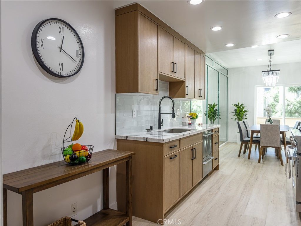 Image 9 of property listing at 1944 Glendon 209, Los Angeles, CA 90025
