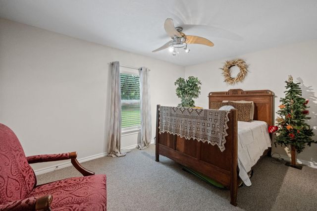 210 N 10th Street, Highlands, TX 77562