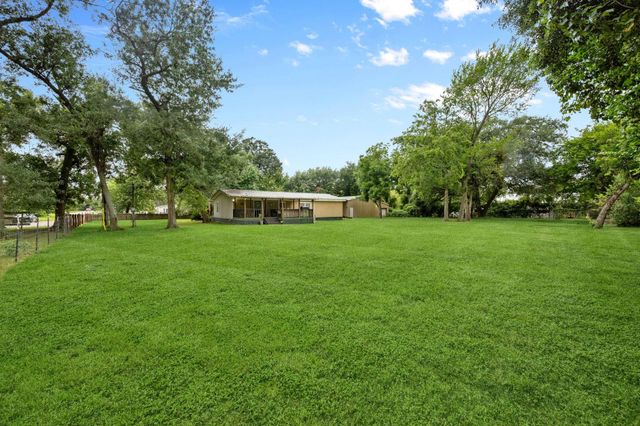 210 N 10th Street, Highlands, TX 77562