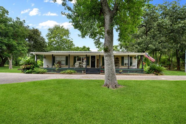 210 N 10th Street, Highlands, TX 77562